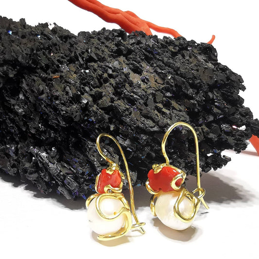 Orecchini in argento 925 placcati in oro con perle barocche e caboshon barocchi di corallo rosso sardegna artigianato del corallo di torre del greco