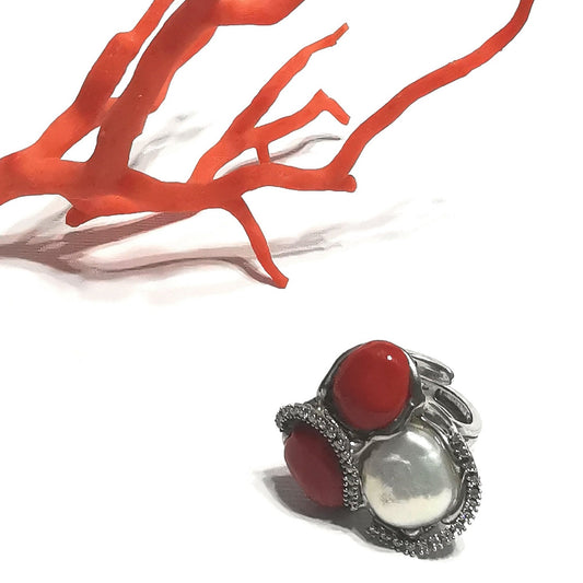 Anello di corallo rosso con perla barocca e zirconi bianchi in argento 925 rodiato lavorato a mano con fusione a cera persa