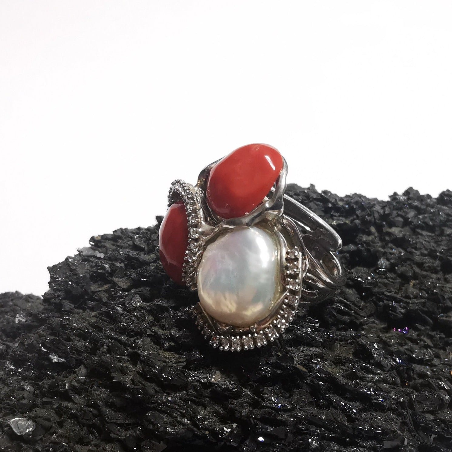 Anello di corallo rosso con perla barocca e zirconi bianchi in argento 925 rodiato lavorato a mano con fusione a cera persa