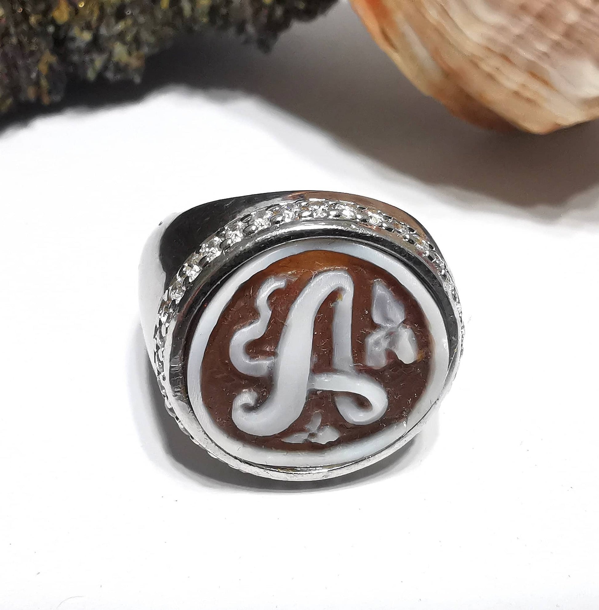 Anelli con cammeo sardonico lettere iniziale e zirconi naturali in argento 925 rodiato