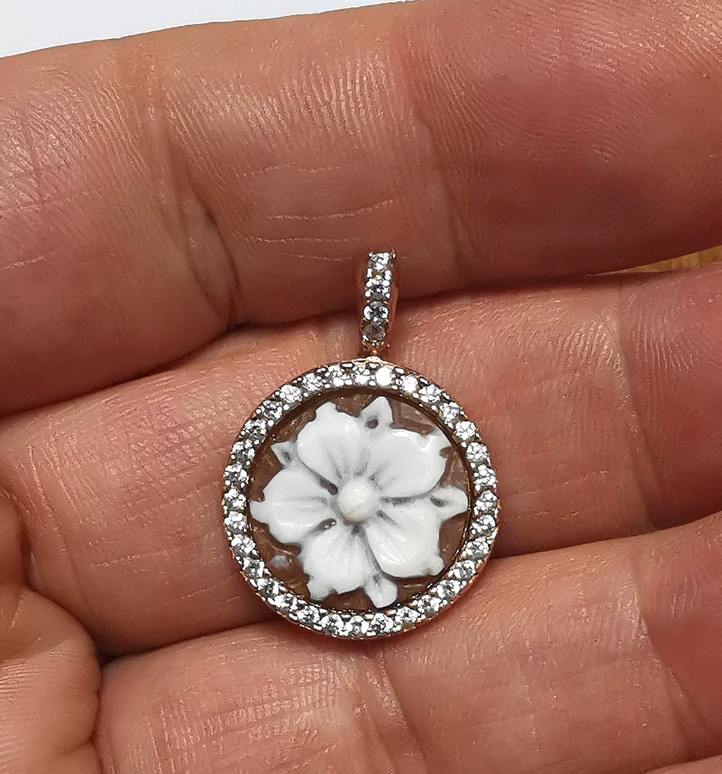 Collana con Ciondolo cammeo sardonico fiore 5 petali in argento 925 rodiato e zirconi