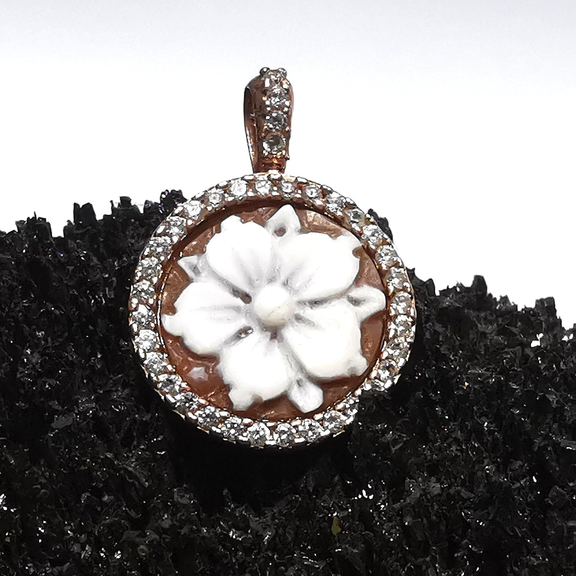 Collana con Ciondolo cammeo sardonico fiore 5 petali in argento 925 rodiato e zirconi