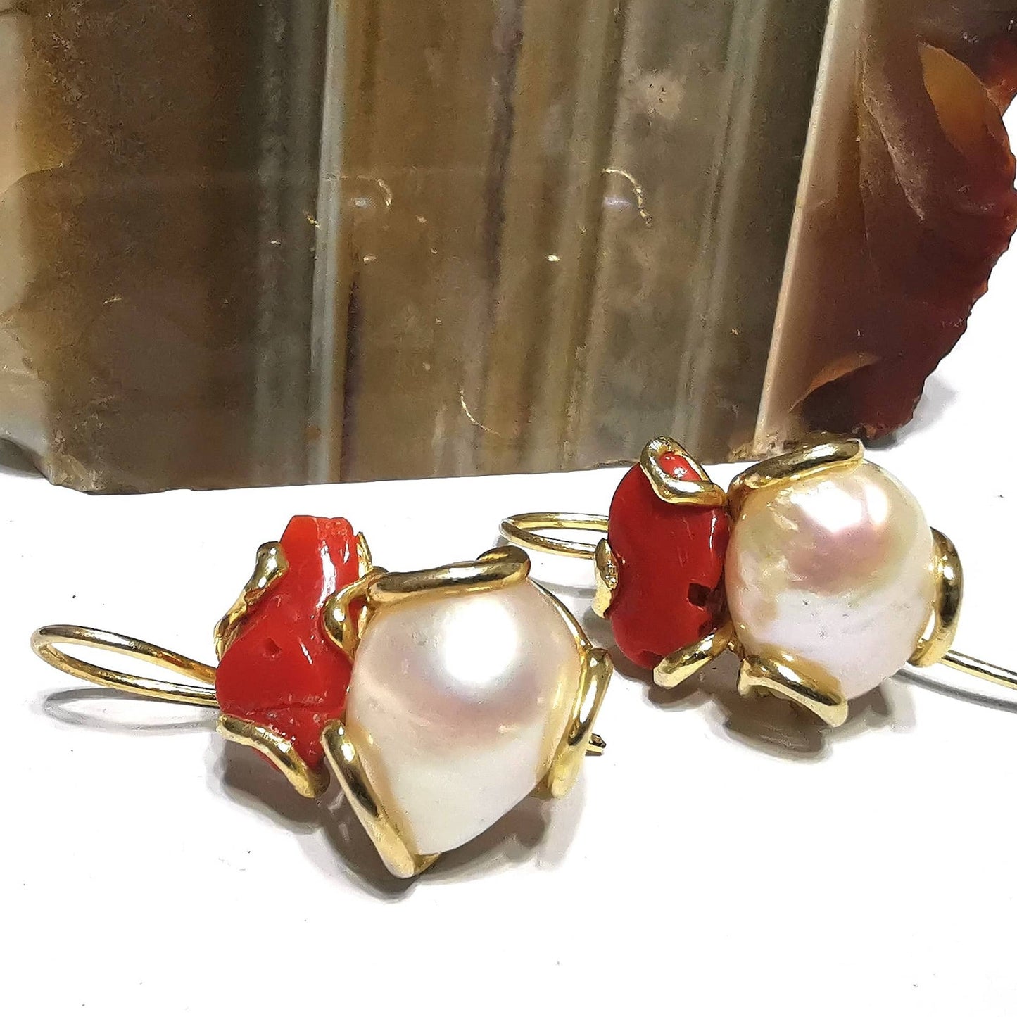 Orecchini Perle barocche e Corallo rosso in argento 925 placcati oro lavorati con sistema di fusione a cera persa e rifiniti a mano