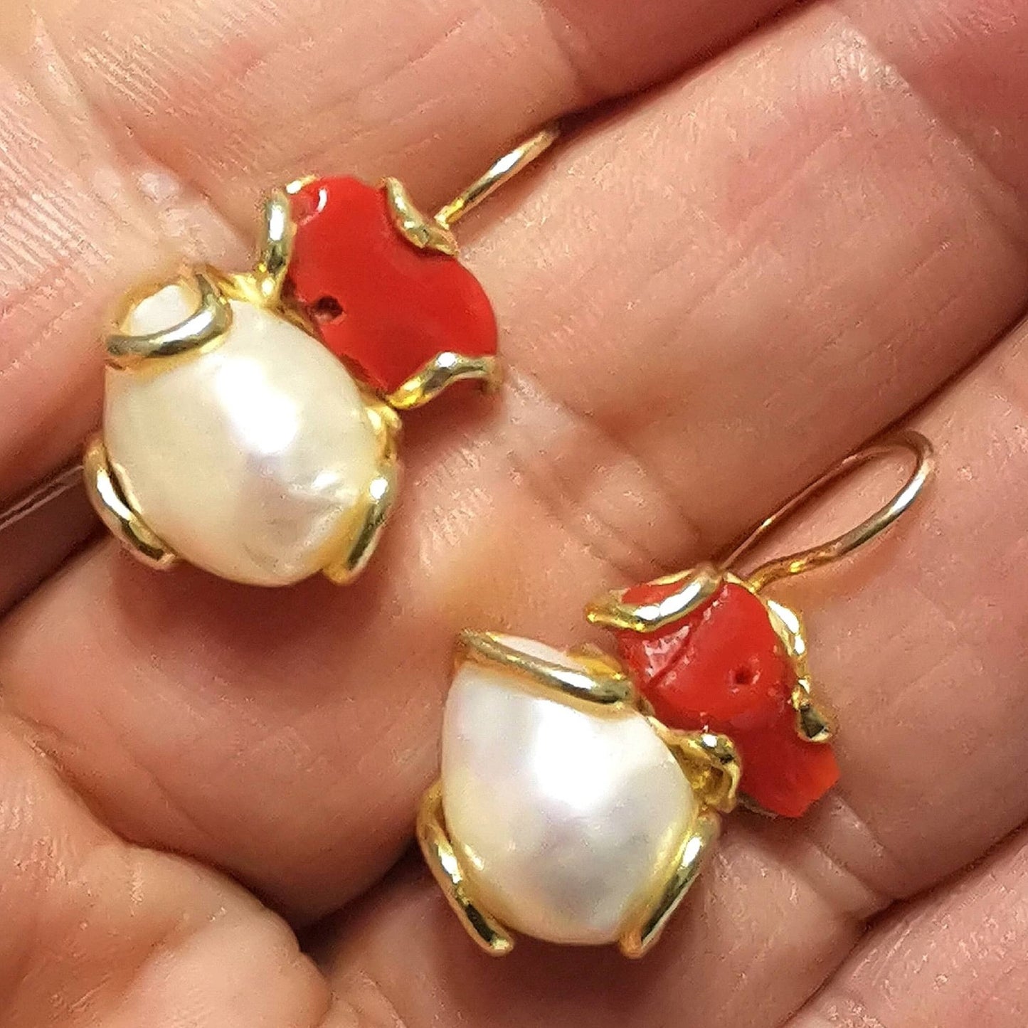 Orecchini Perle barocche e Corallo rosso in argento 925 placcati oro lavorati con sistema di fusione a cera persa e rifiniti a mano