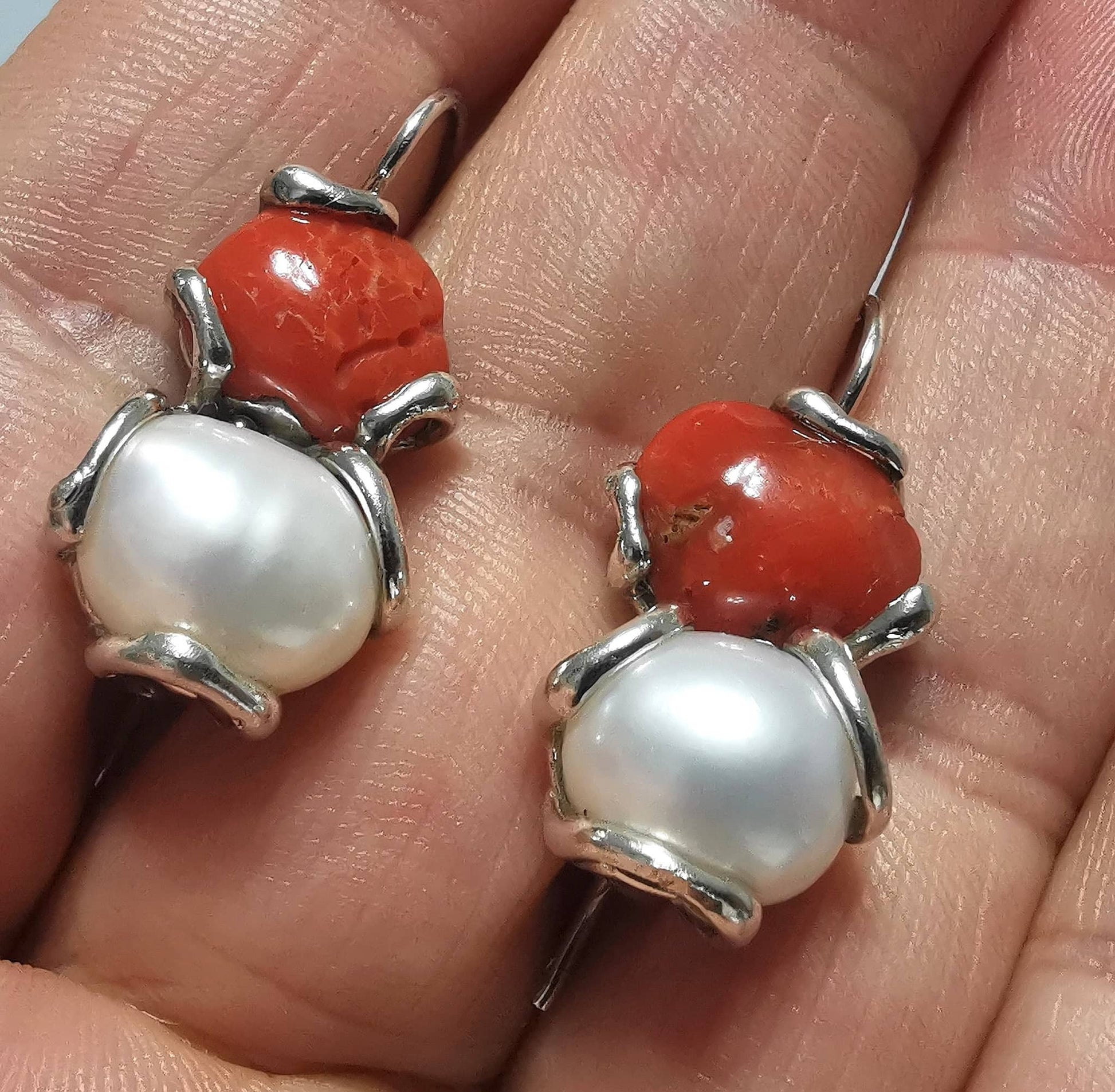 Orecchini Perle barocche e Corallo rosso in argento 925 lavorati con sistema di fusione a cera persa e rifiniti a mano