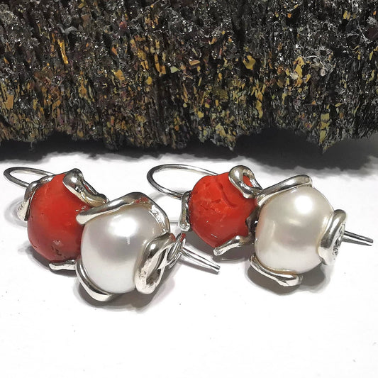 Orecchini Perle barocche e Corallo rosso in argento 925 lavorati con sistema di fusione a cera persa e rifiniti a mano