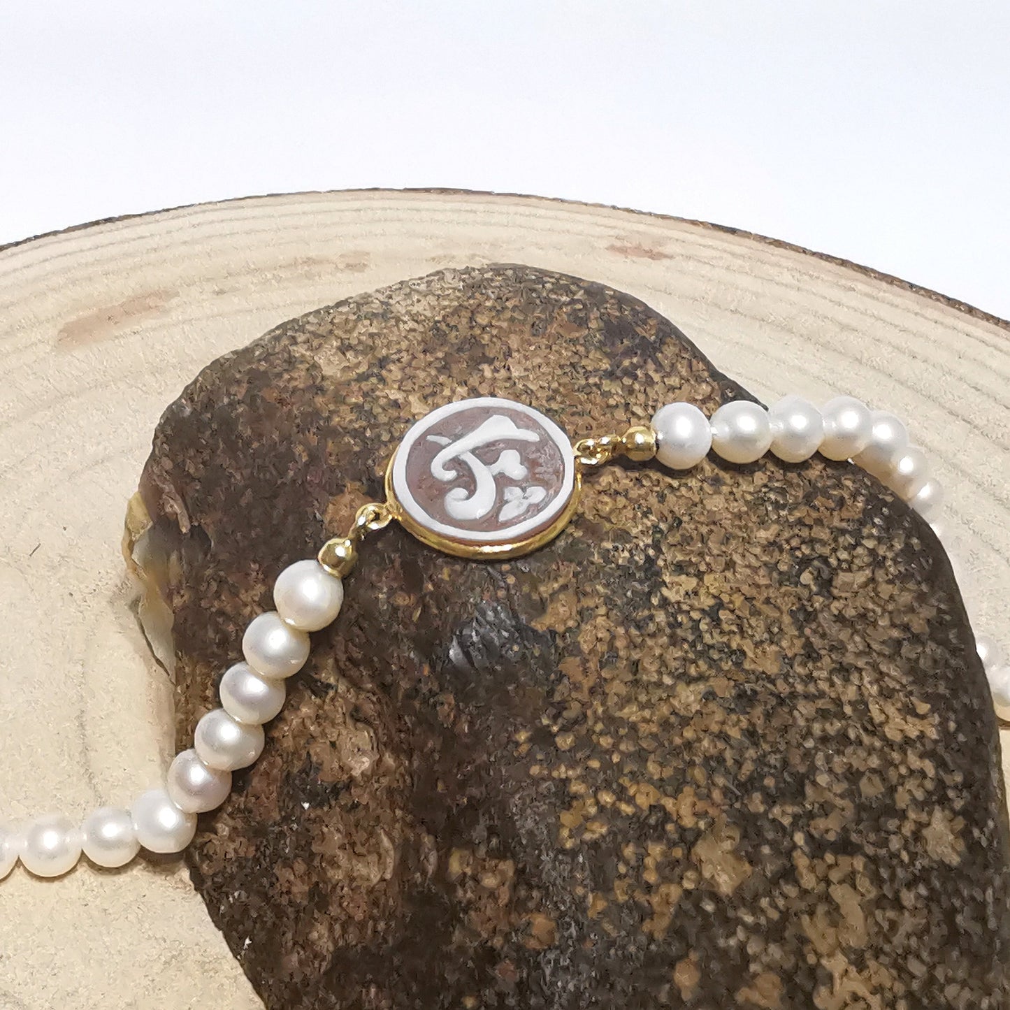 Bracciale con perle di fiume naturali 6 mm con cammeo sardonico inciso a mano lettere iniziali in argento 925
