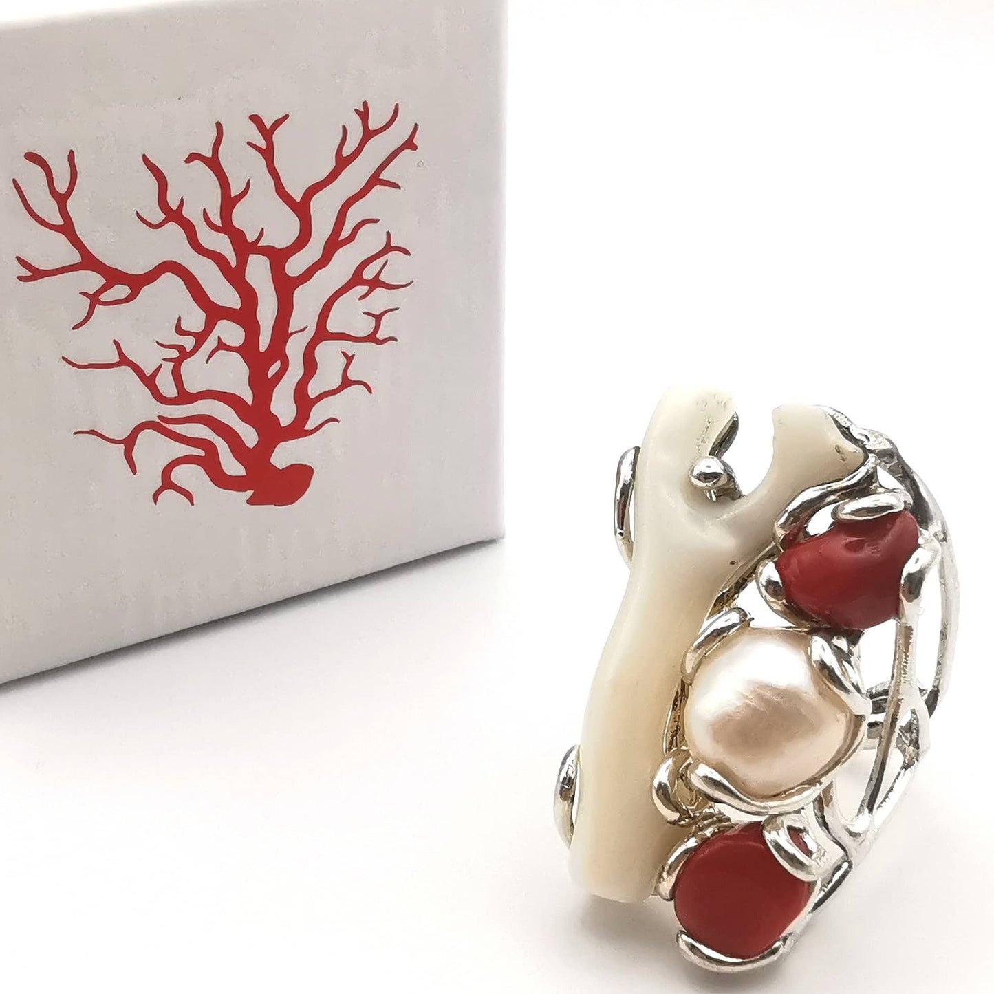 Anello con ramo di corallo bianco, corallo rosso naturale e perla barocca in argento 925 rodiato