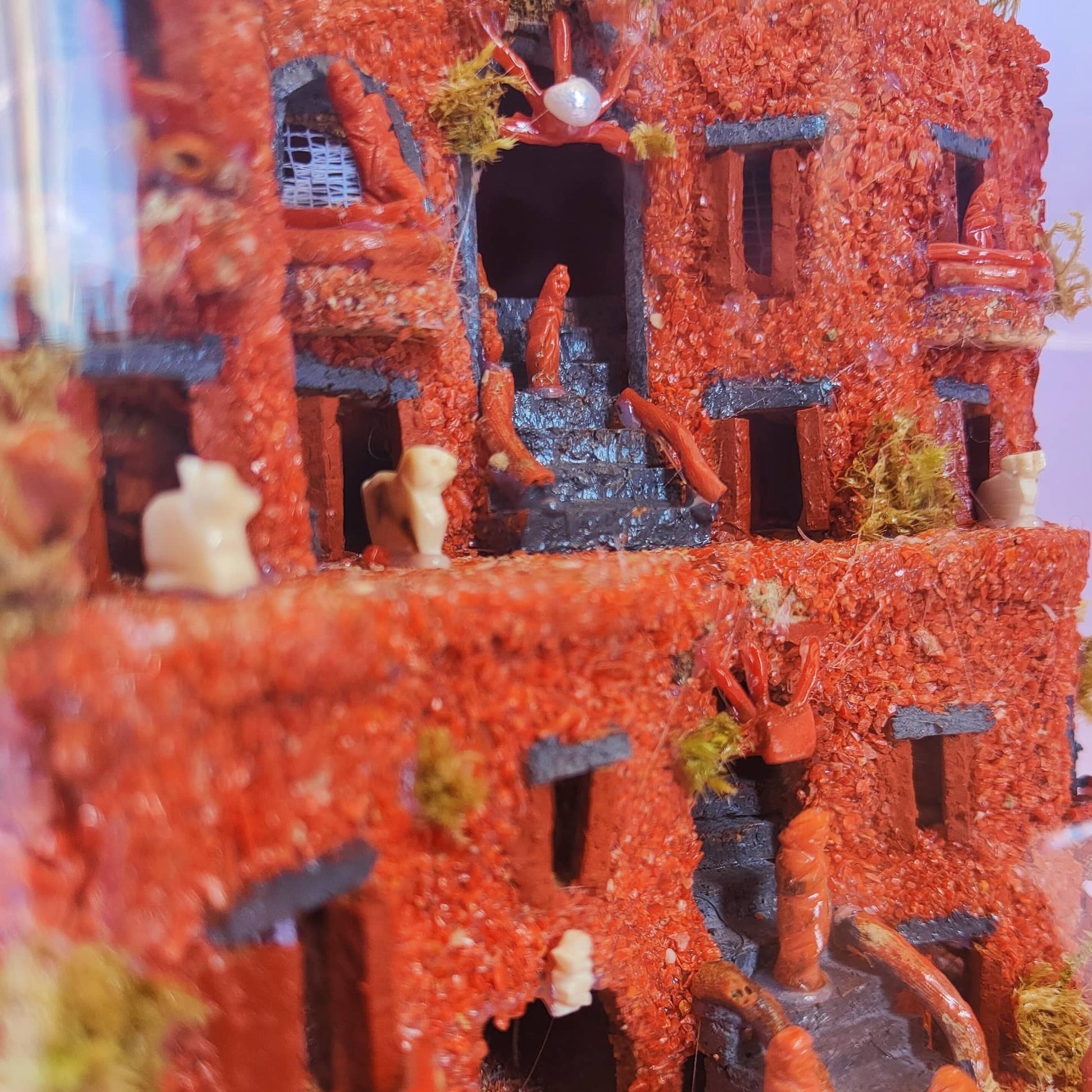 presepe artigianale di corallo rosso naturale realizzato completamente a mano con elementi marini in campana di vetro e base in legno