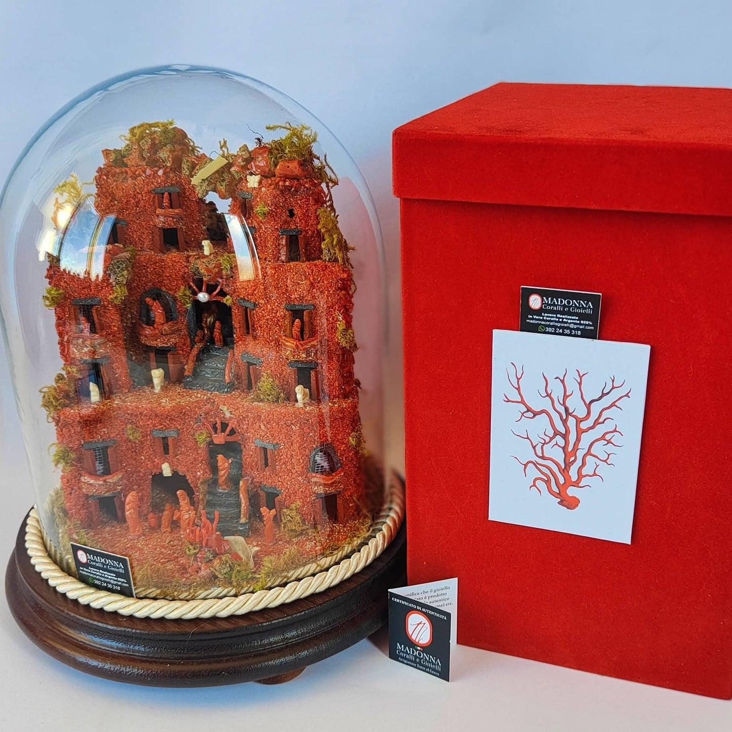 presepe artigianale di corallo rosso naturale realizzato completamente a mano con elementi marini in campana di vetro e base in legno