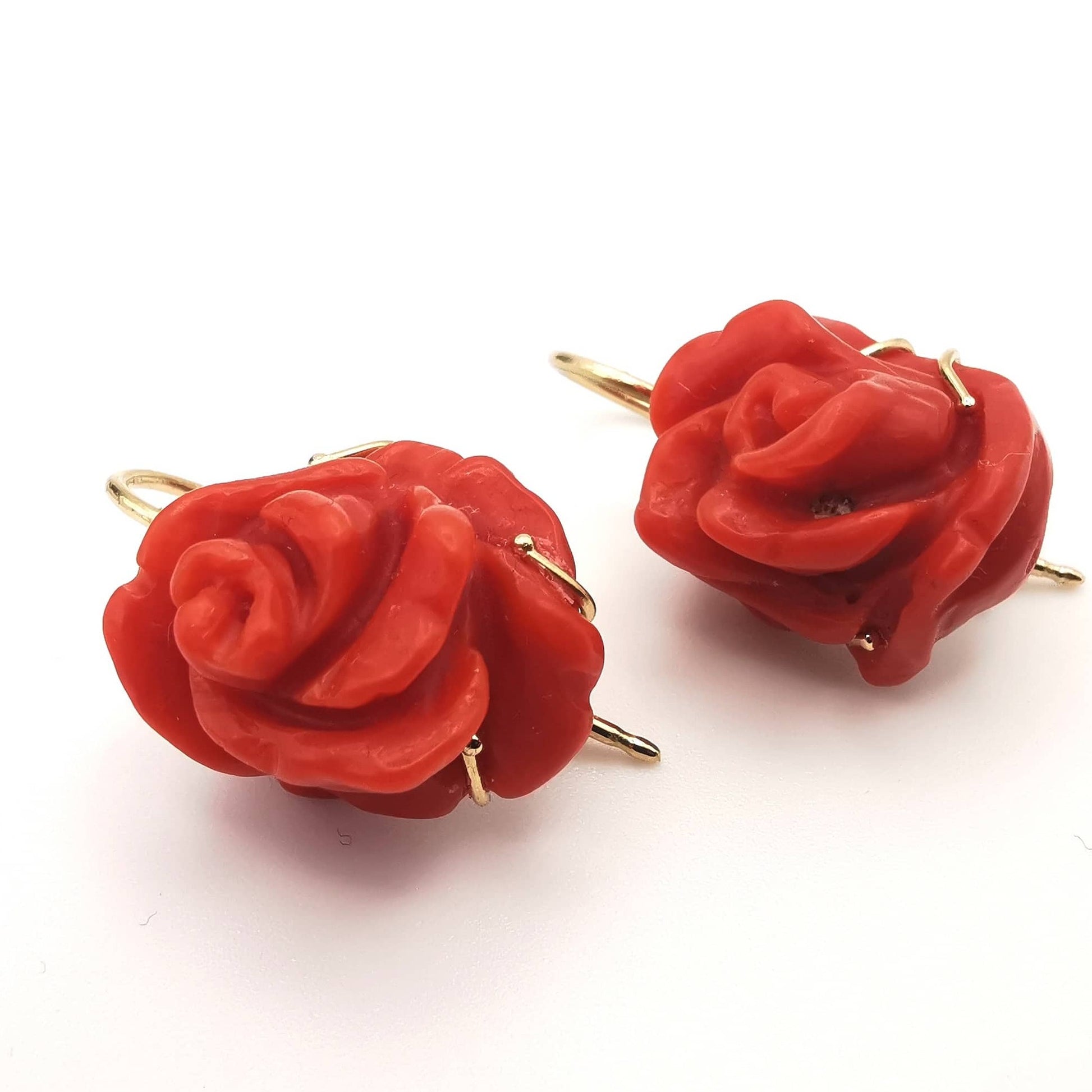 Orecchini rose di Corallo rosso sardegna naturale incise a mano in oro 18 kt