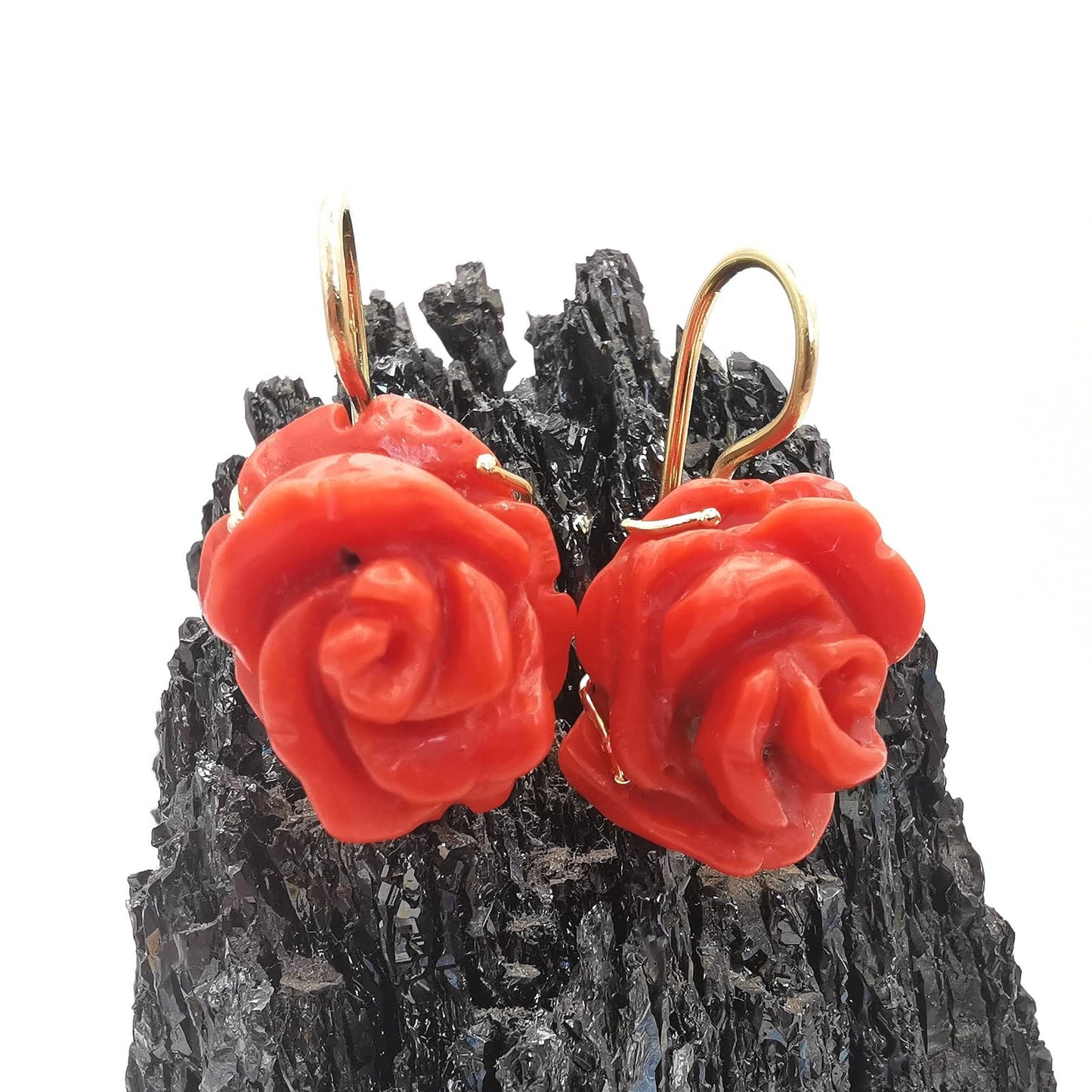 Orecchini rose di Corallo rosso sardegna naturale incise a mano in oro 18 kt